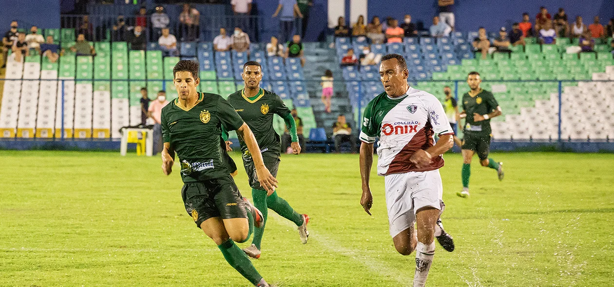 Jogadores disputando a bola