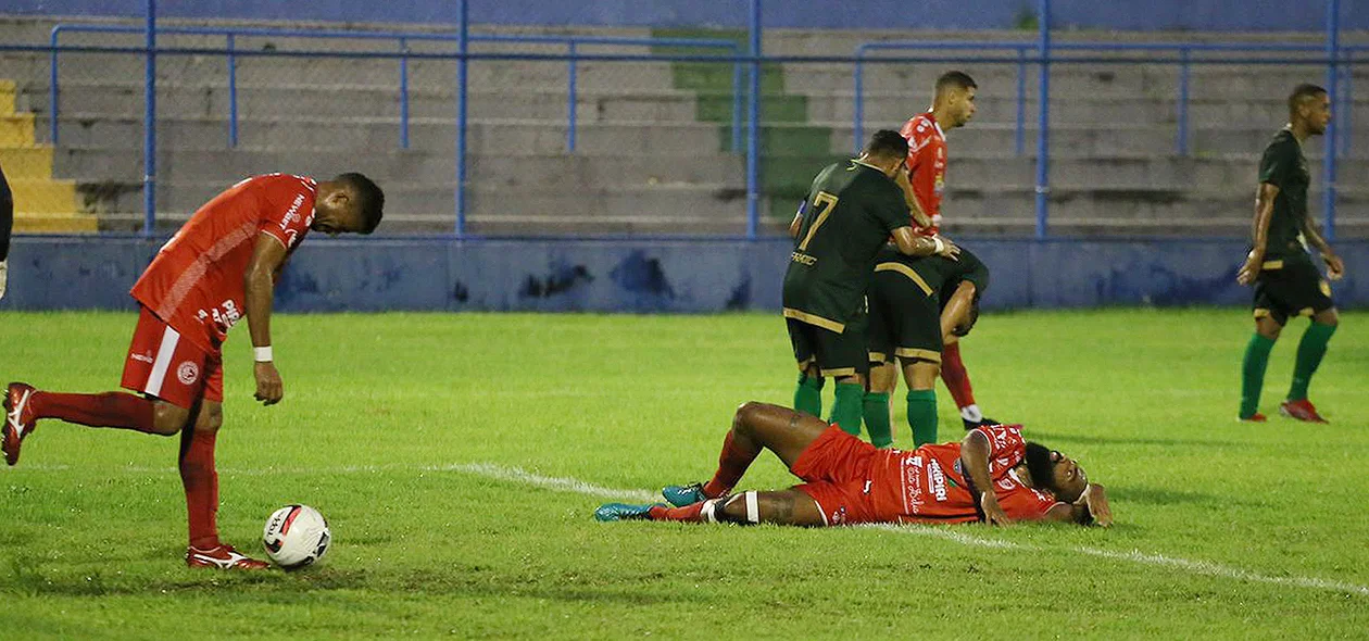 Jogadores do 4 de Julho depois do gol contra