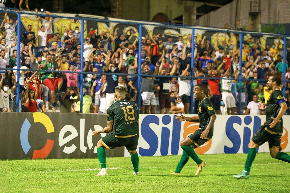 Jogadores do Altos comemorando