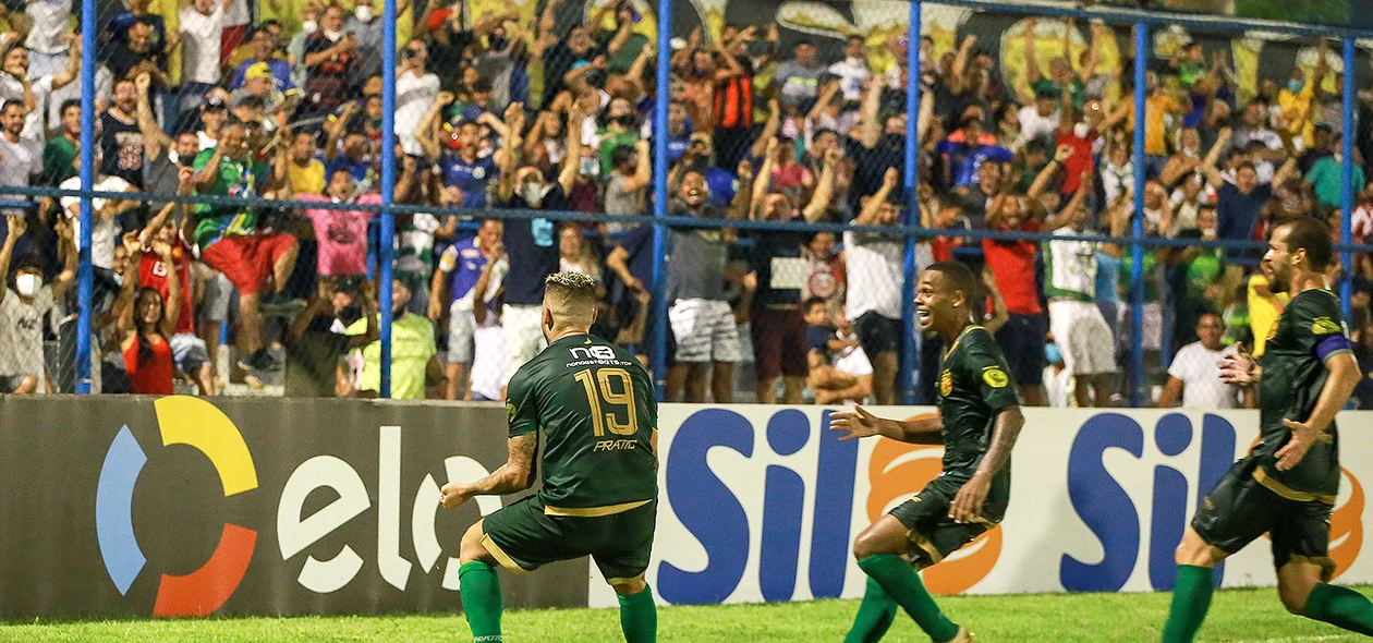 Jogadores do Altos comemorando