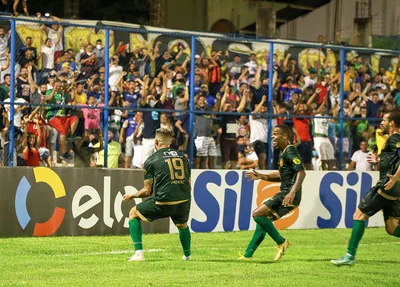 Jogadores do Altos comemorando