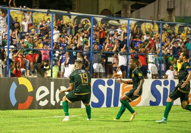 Jogadores do Altos comemorando