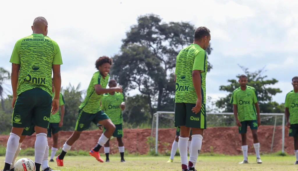 Jogadores do Fluminense-PI durante treino em Teresina