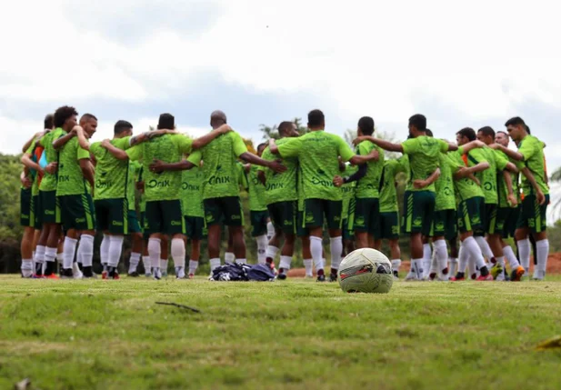 Jogadores do Fluminense-PI durante treino