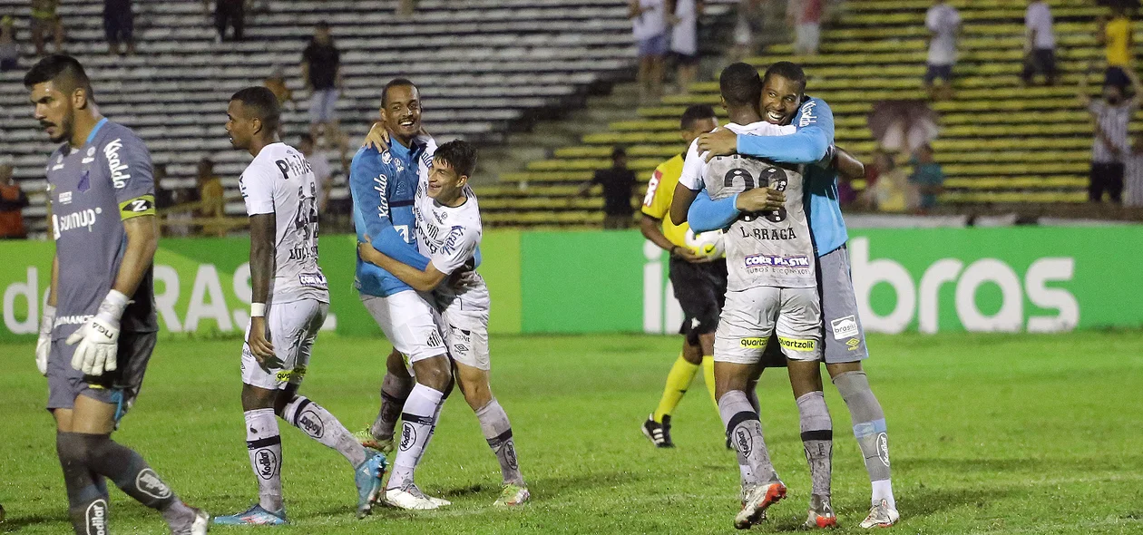 Jogadores do Santos comemorando a classificação