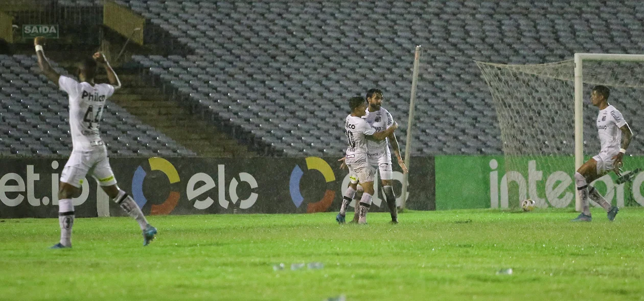 Jogadores do Santos comemorando o gol