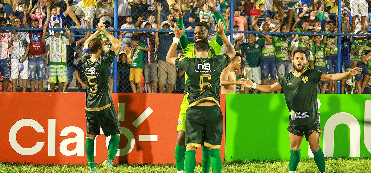 Jogadores foram comemorar com a torcida