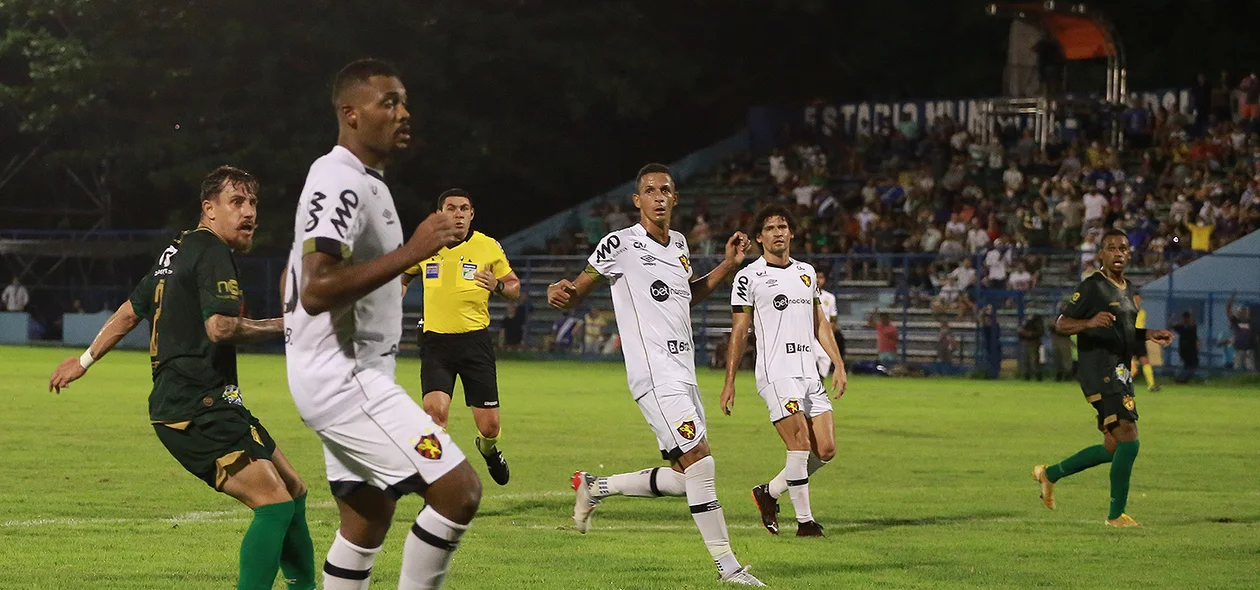 Jogadores olhando para a bola