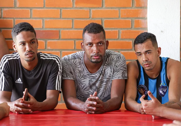 Jogadores reclamam de condições e atraso de pagamento