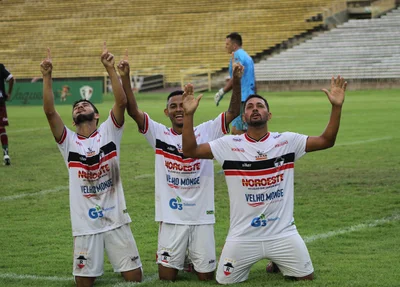 Jú Alagoano e companheiros de time comemoram gol do River