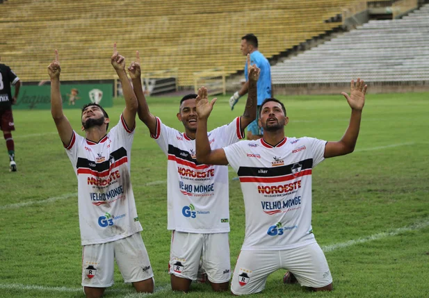 Jú Alagoano e companheiros de time comemoram gol do River
