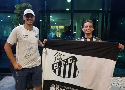 Luiz e Luiz acompanharam a delegação santista e ganharam autógrafos na porta do hotel