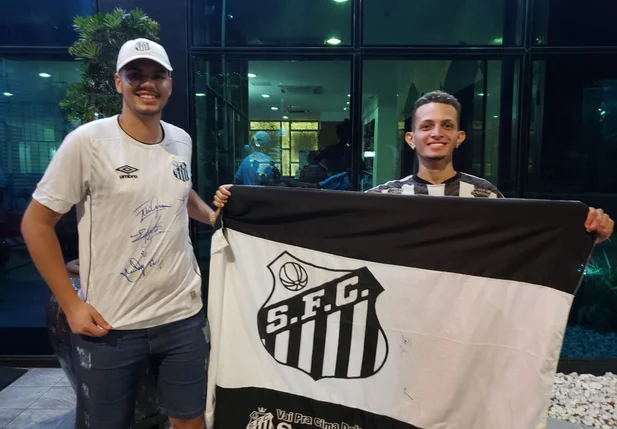 Luiz e Luiz acompanharam a delegação santista e ganharam autógrafos na porta do hotel