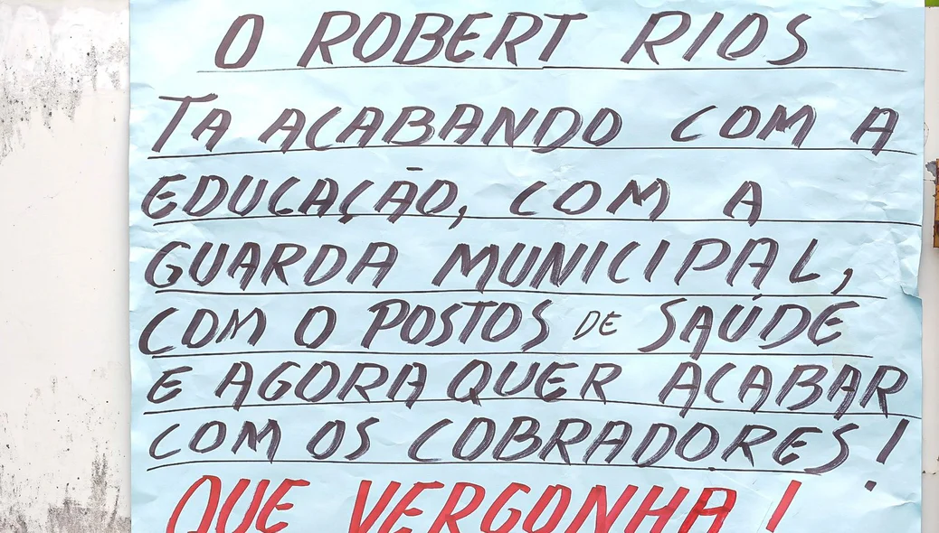 Manifestantes criticam Robert Rios