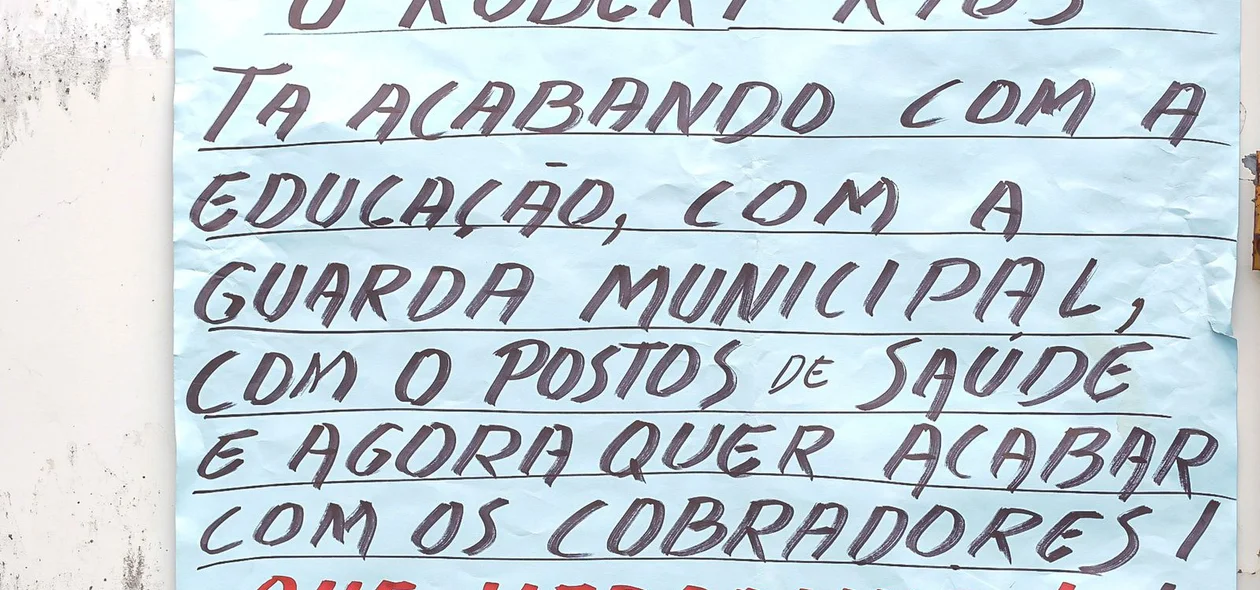 Manifestantes criticam Robert Rios