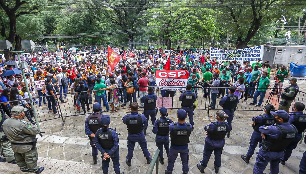 Manifestantes em frente à Prefeitura de Teresina
