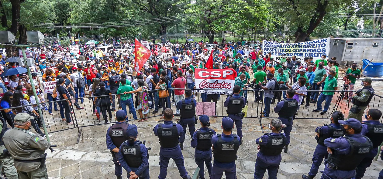Manifestantes em frente à Prefeitura de Teresina
