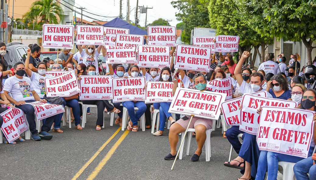 Manifestantes interditaram a rua ao lado do Ministério Público