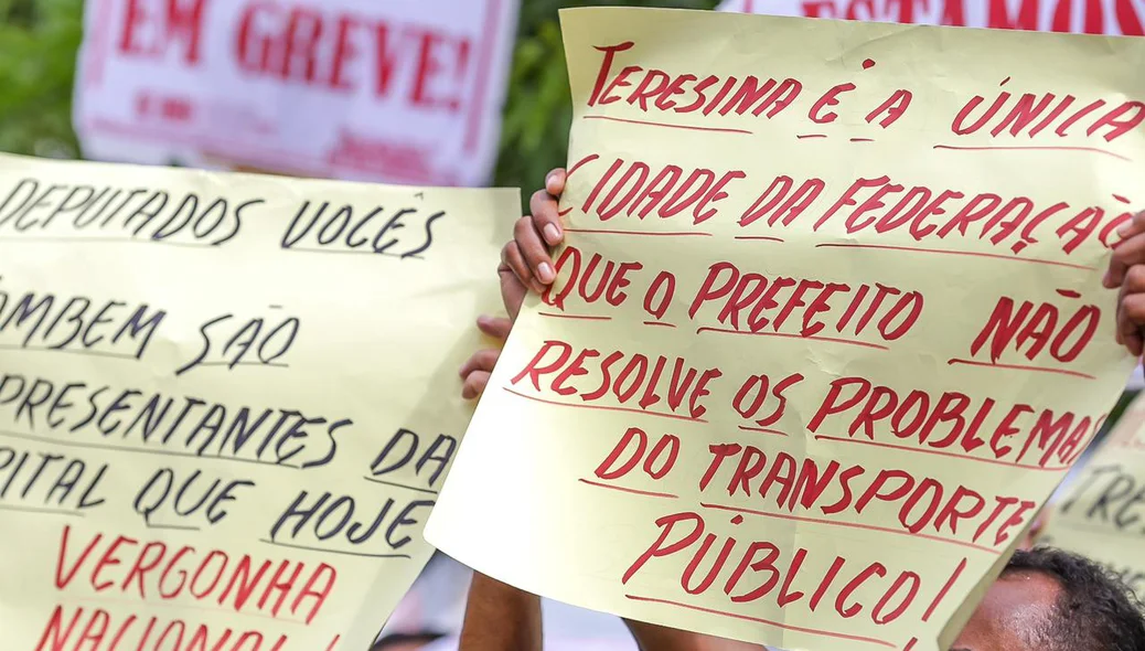 Manifestantes levaram cartazes contra o prefeito de Teresina