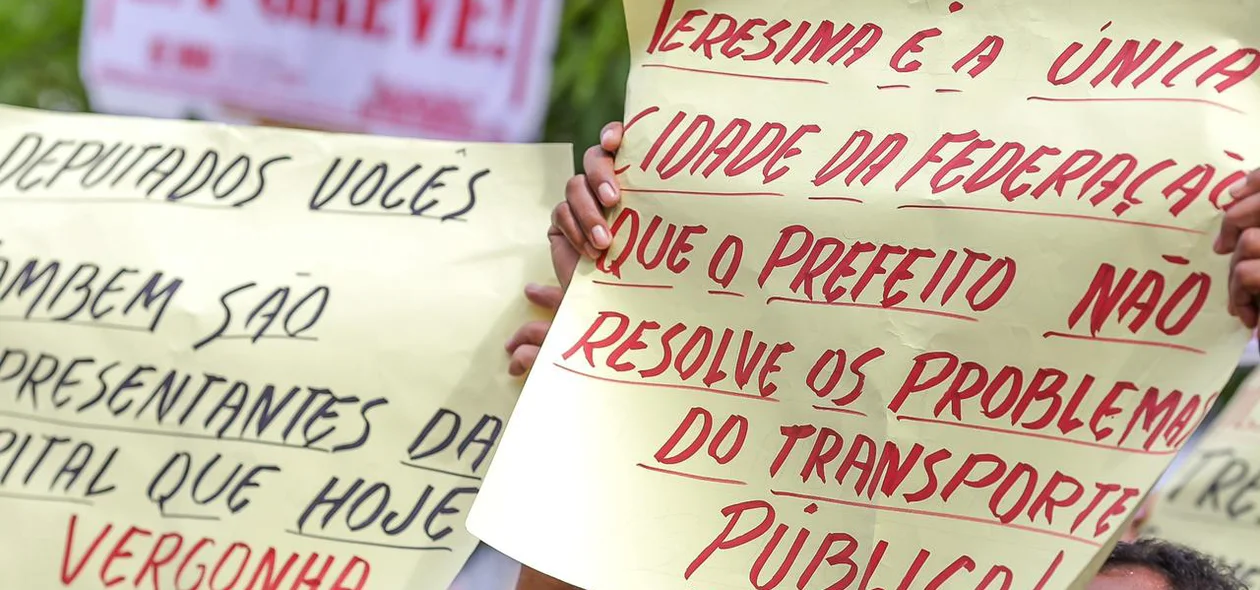 Manifestantes levaram cartazes contra o prefeito de Teresina