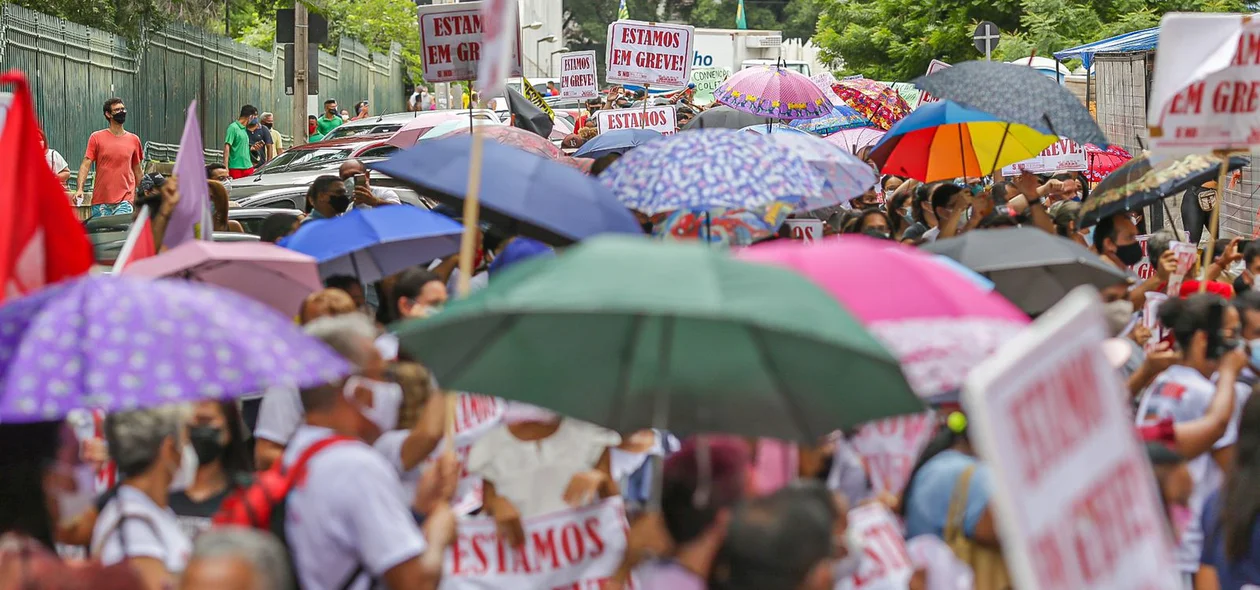 Manifestantes percorreram às ruas do centro de Teresina