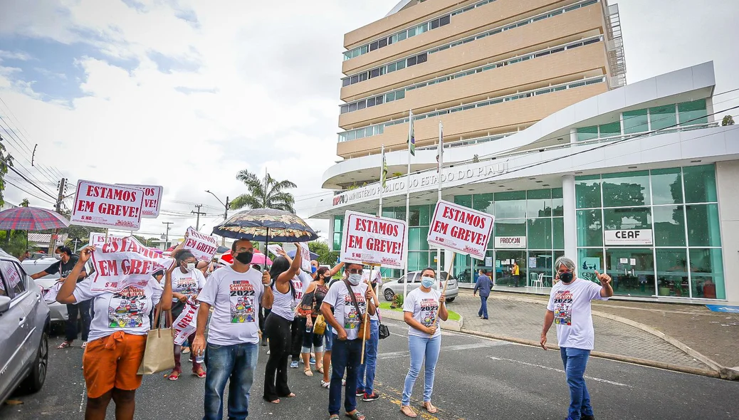 Manifestantes protestam em frente ao Ministério Público