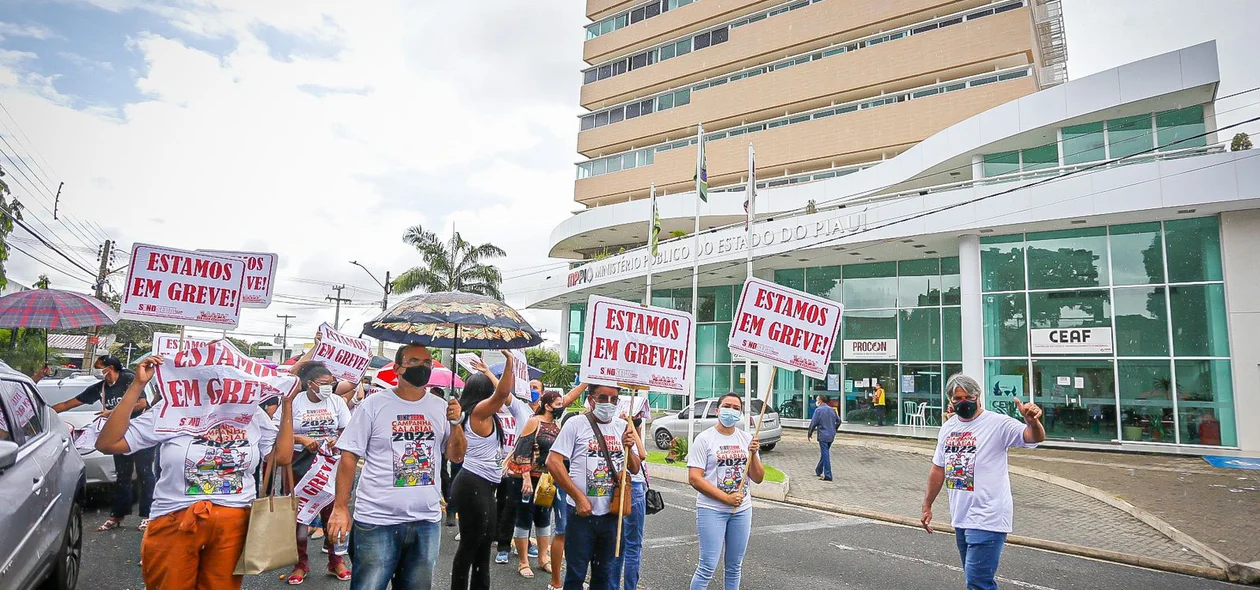 Manifestantes protestam em frente ao Ministério Público