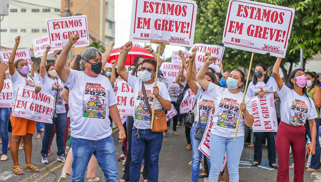 Manifestantes reivindicam melhorias salariais