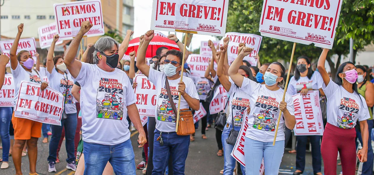Manifestantes reivindicam melhorias salariais