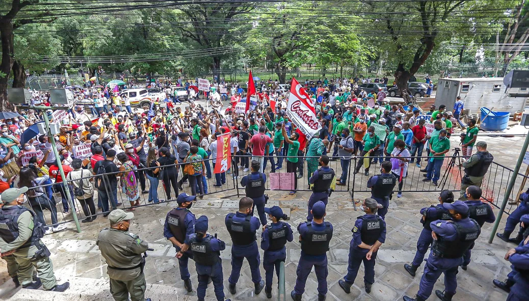 Manifestantes se concentraram em frente no Palácio da Cidade