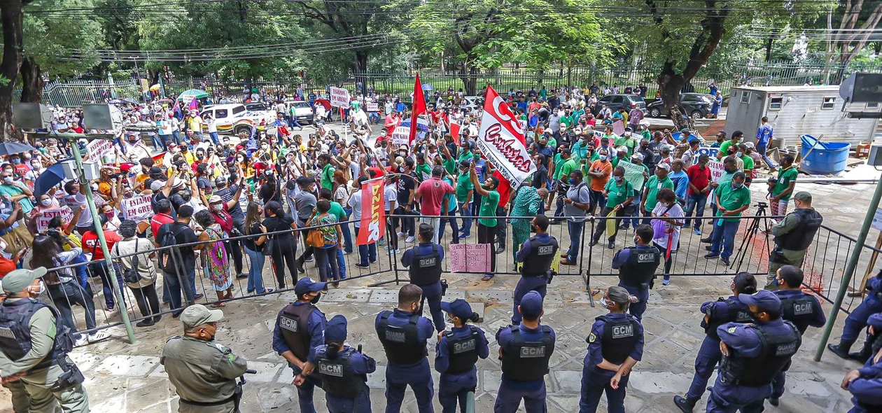 Manifestantes se concentraram em frente no Palácio da Cidade