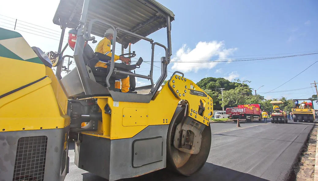 Máquina trabalhando na obra