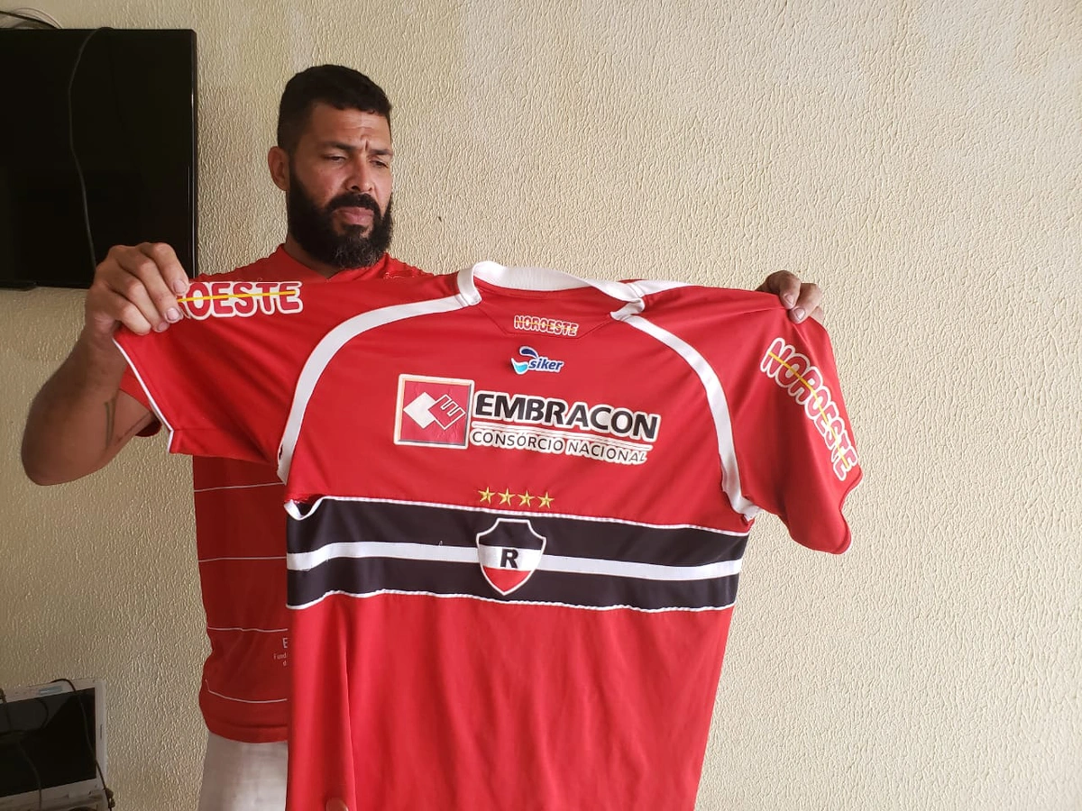 Marcelo Tennile exibe suas camisas do River