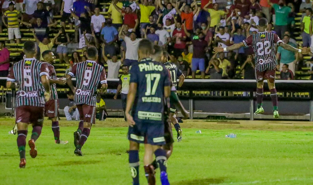 Mário Sérgio comemorando o seu gol