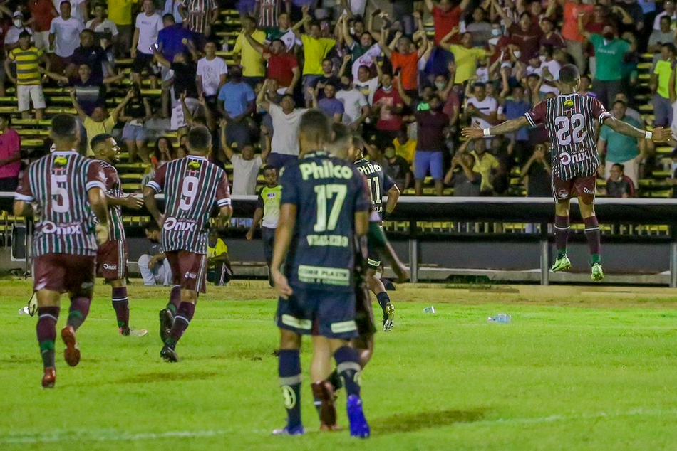 Mário Sérgio comemorando o seu gol