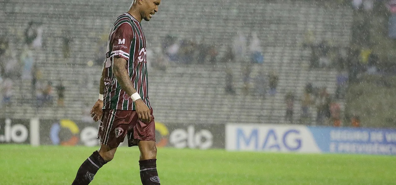 Mário Sérgio saindo de campo