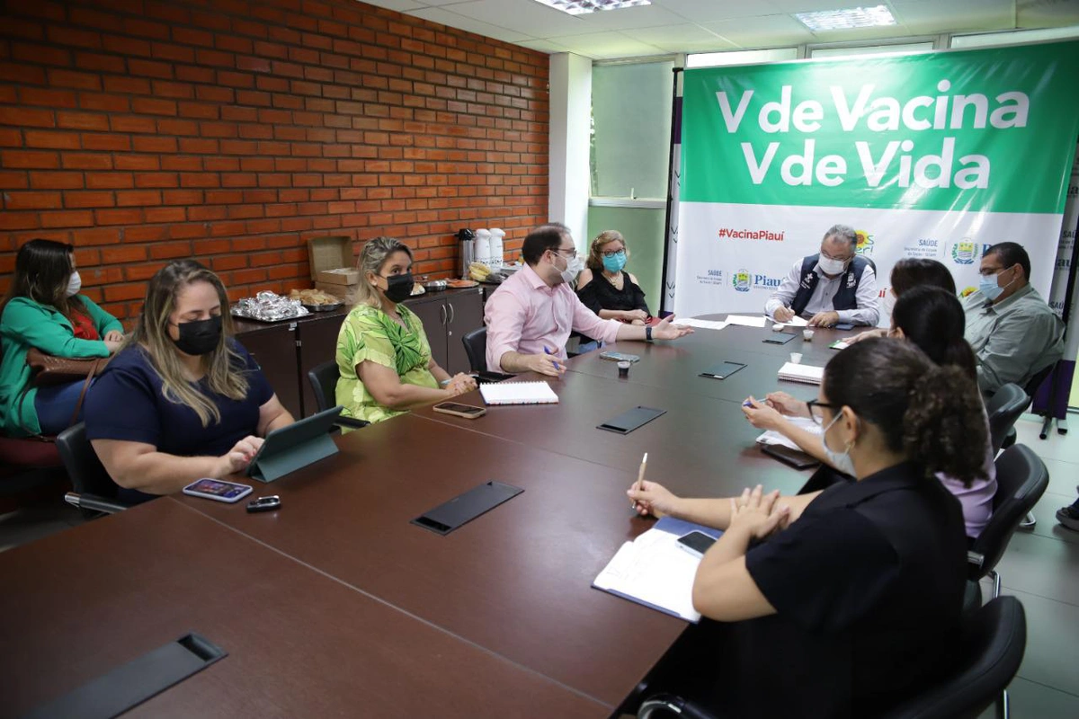 Membros do COE durante reunião nesta manhã