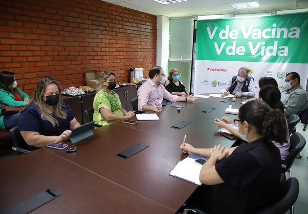 Membros do COE durante reunião nesta manhã