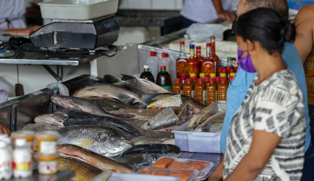 Mercado do Peixe recebe várias pessoas atrás de pescados nesta quarta-feira