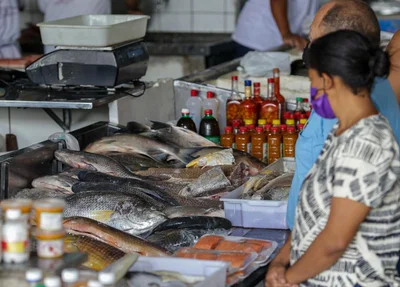 Mercado do Peixe recebe várias pessoas atrás de pescados nesta quarta-feira