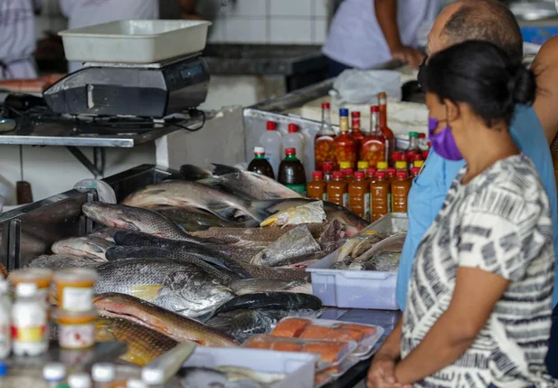 Mercado do Peixe recebe várias pessoas atrás de pescados nesta quarta-feira