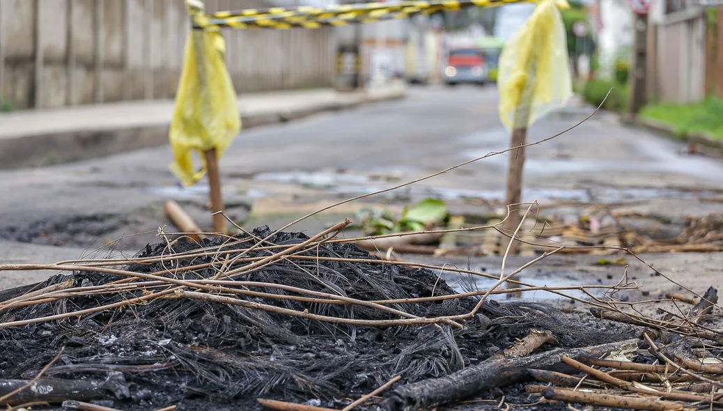 Moradores atearam fogo no local