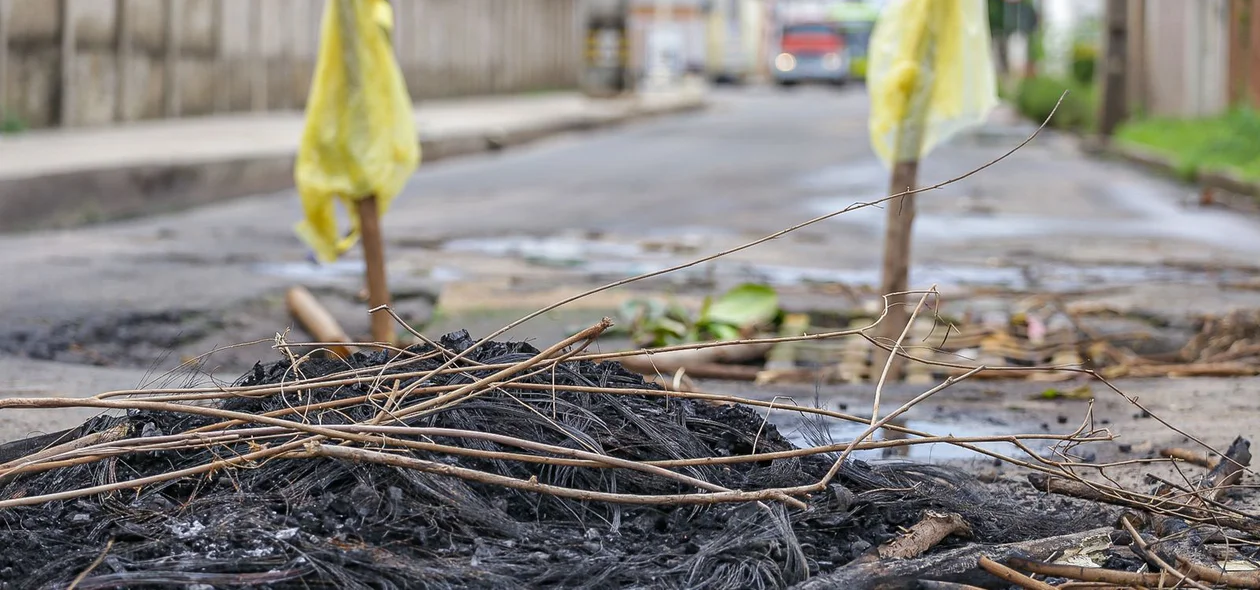 Moradores atearam fogo no local