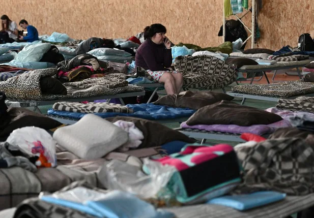 Moradores da cidade ucraniana de Mariupol, ficam em um centro de acomodação temporária.
