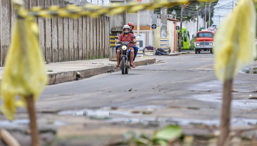 Moradores reclamam de buraco na Rua 13 de Maio