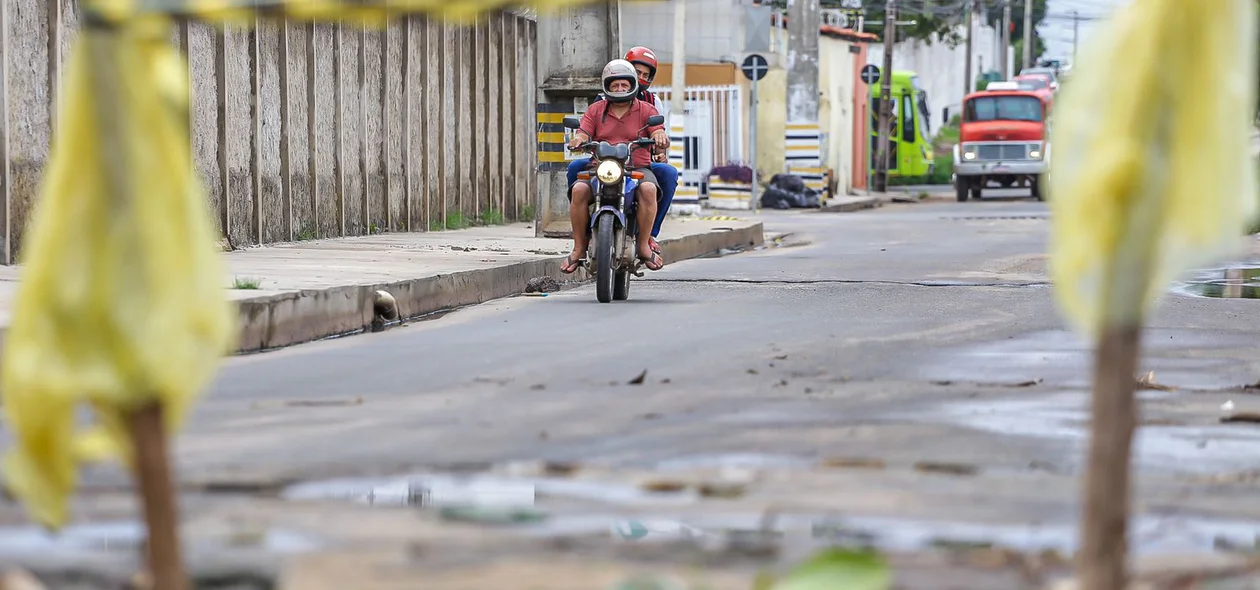 Moradores reclamam de buraco na Rua 13 de Maio