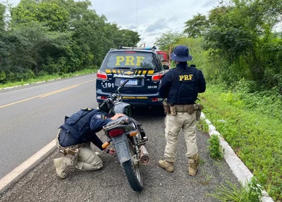 Motocicleta apreendida pela PRF em Nazaré do Piauí