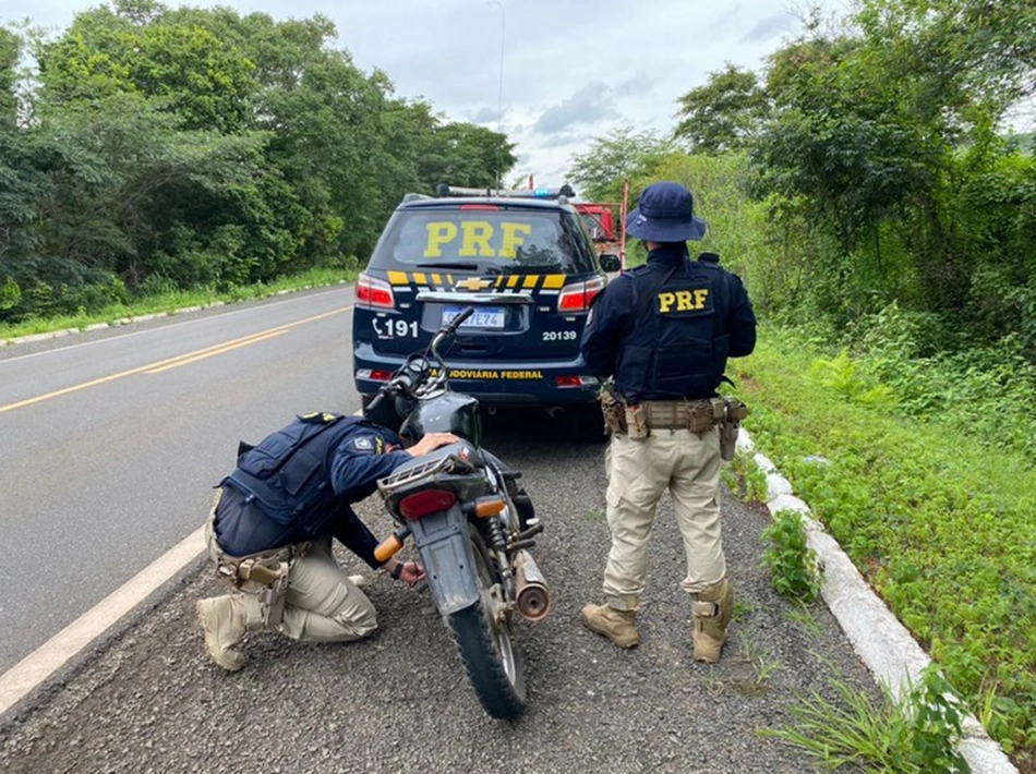 Motocicleta apreendida pela PRF em Nazaré do Piauí