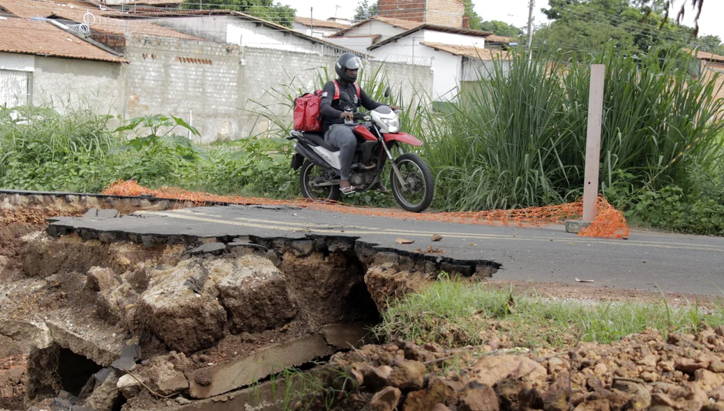 Motociclistas insistem em passar pelo local em perigo