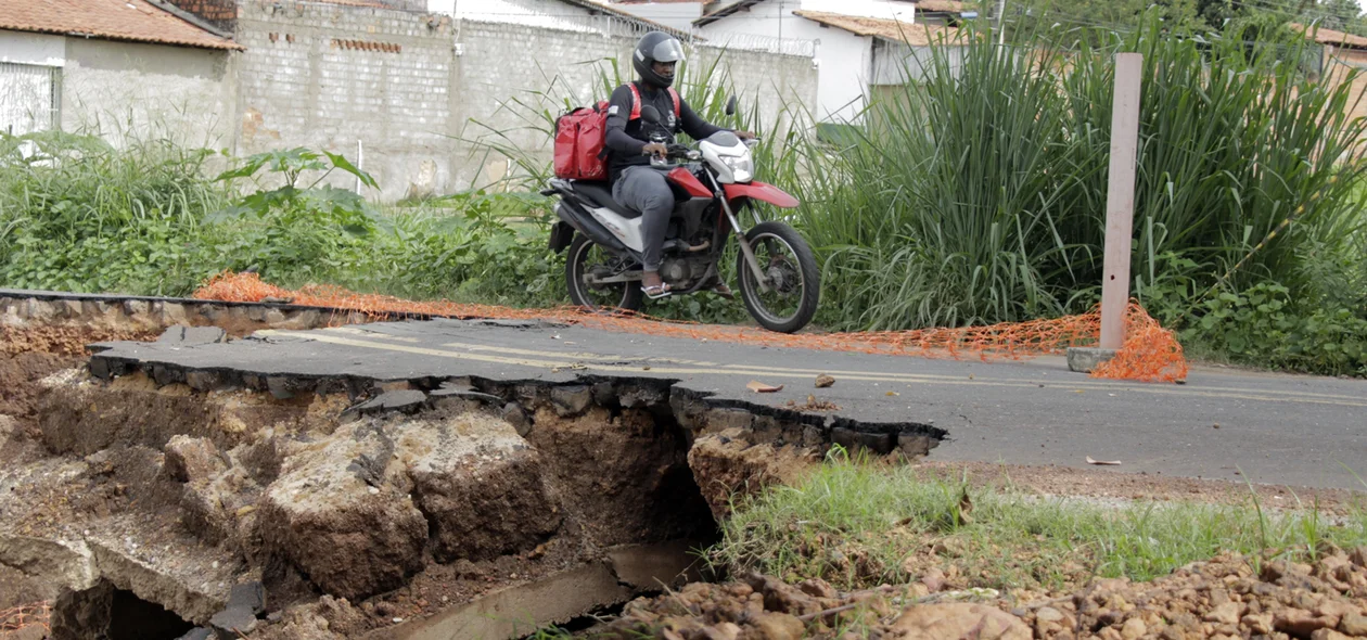 Motociclistas insistem em passar pelo local em perigo